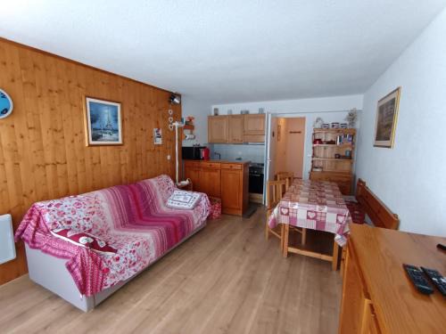 Montgenevre Apartment | Studio rénové 2* avec coin montagne, 4-5 pers, proche pistes et commerces, village Montgenèvre - FR-1-445-32