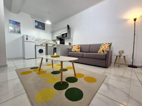 Le Piol Apartment | Studio rénové au centre ville (15 min de la plage)