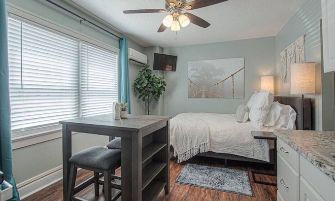 Country Club Plaza Area Apartment | Studio Simplicity at the Seville