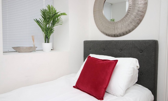 Cwmbrwla Apartment | Studio - Sleeps 10 - Parking - Wifi