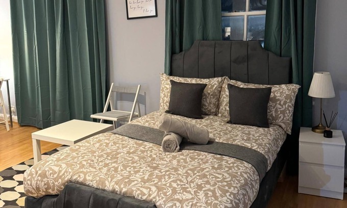 Harrow Road Apartment | Studio - Sleeps 2 - Parking - Close to Paddington