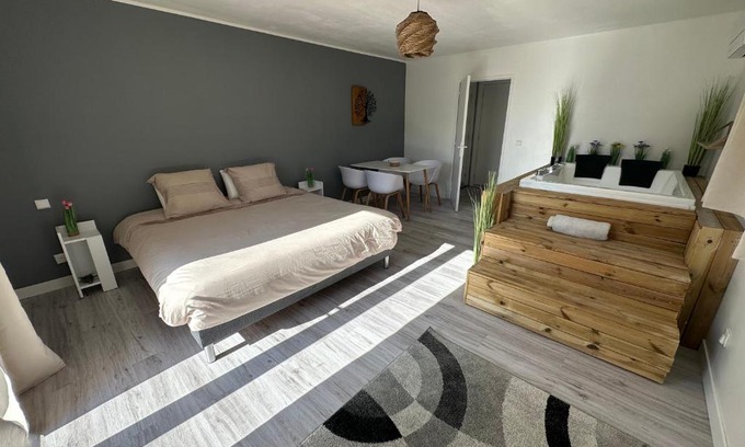Maureilhan Apartment | Studio SPA Balnéo - Jardin privé