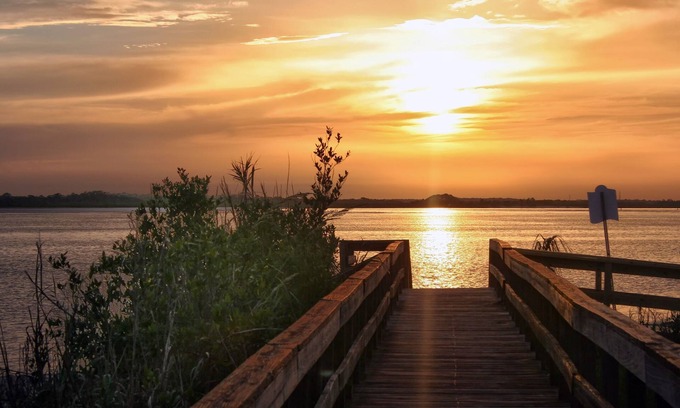 Daytona Beach Shores Apartment | Studio Suite Queen bed Kitchen Walk in Shower 3