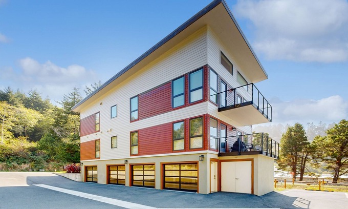 Gold Beach Apartment | Stunner apt with fireplace, grill, partial ocean views & partial AC
