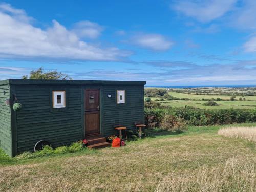 Cylch-Y-Garn House | Stunning 1-Bed shepherd hut