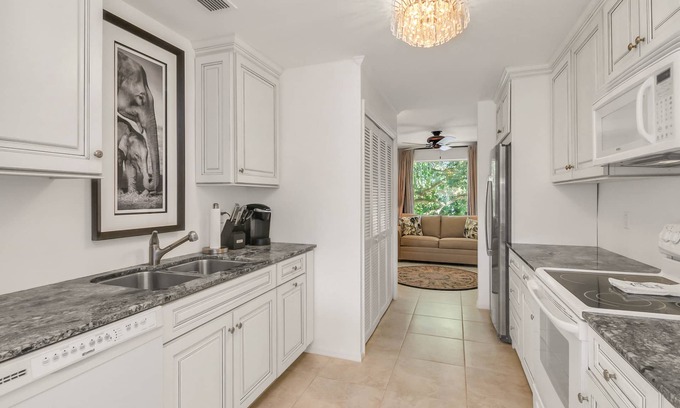 Imperial Golf Estates Condo | Stunning 2 Bed 2Bath+Den Minutes Away From Beautiful White Sand Beaches