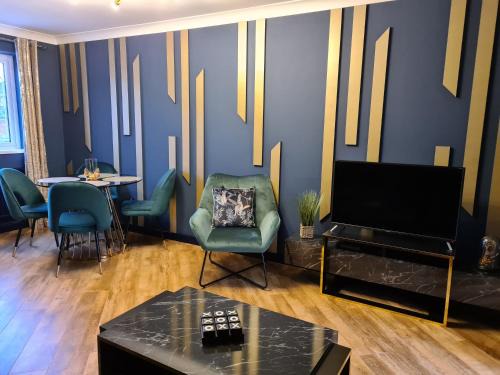 Llanelli House | Stunning 2 bed house near coastal path/lake/beach