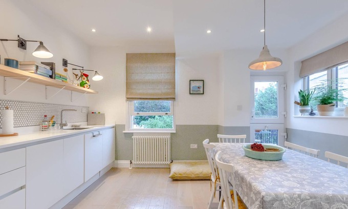 Mortlake Apartment | Stunning 2 Bedroom Flat with a Garden in Barnes