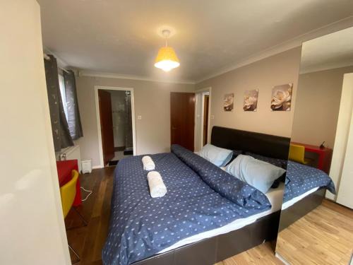 Fairfield Apartment | STUNNING 2 BEDROOM WITH GARDEN Sleep 6