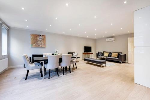 Maida Vale Apartment | Stunning 2-bedroom with private parking