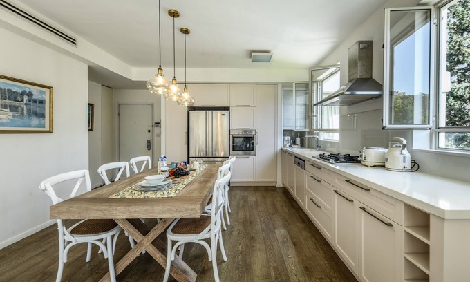 Tel Aviv Apartment | Stunning 2BR Apartment in Beeri