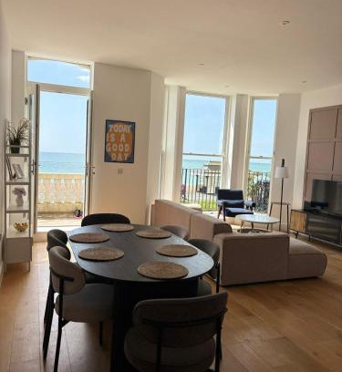 Worthing Apartment | Stunning 3 Bed Apartment with Seaview