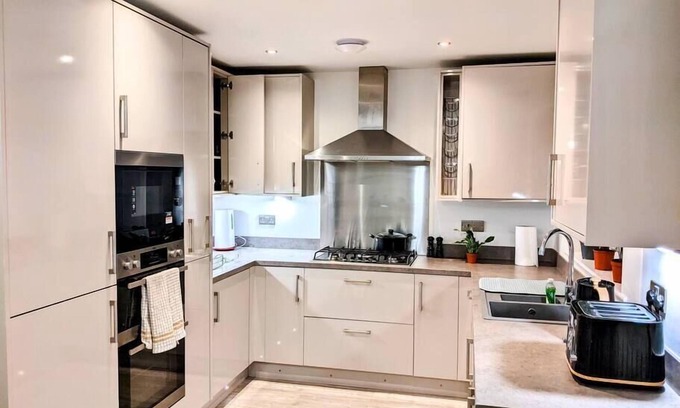 Darlington House | Stunning 3 Bed Home Private Drive close to Teesside Airport