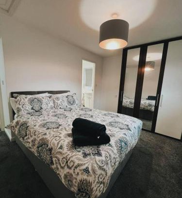 Oldbury House | Stunning 3-Bed House in Oldbury