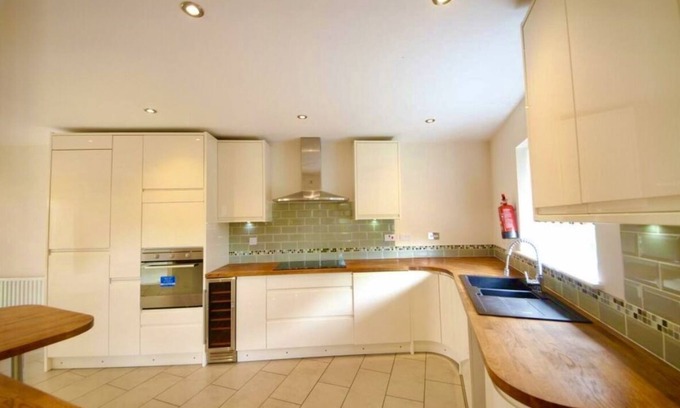 Peterborough House | Stunning 5-bed House in Peterborough, Host 15 g