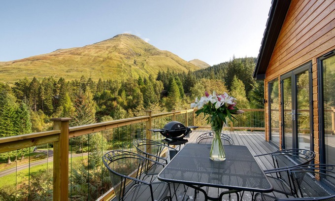 Crianlarich Ski Chalet | Stunning 5 star lodge with loch and mountain views