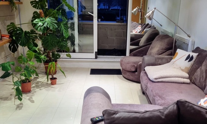 North Woolwich Apartment | Stunning and spacious 1 Bed Apartment with river views and a balcony