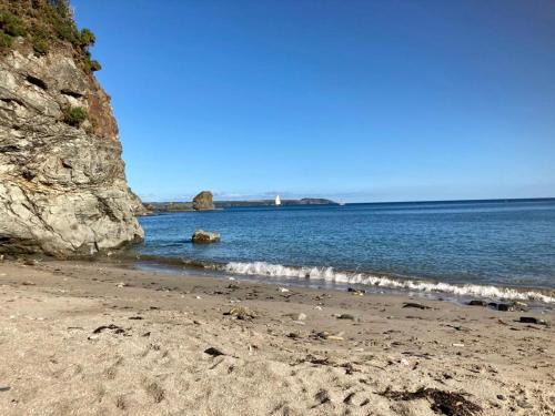 Saint Austell Bay Apartment | Stunning Apartment, balconies, private beach, coast path