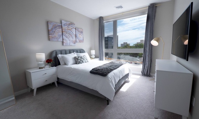 The Hill Apartment | Stunning Apt W/Parking and Gym | Downtown at Yale