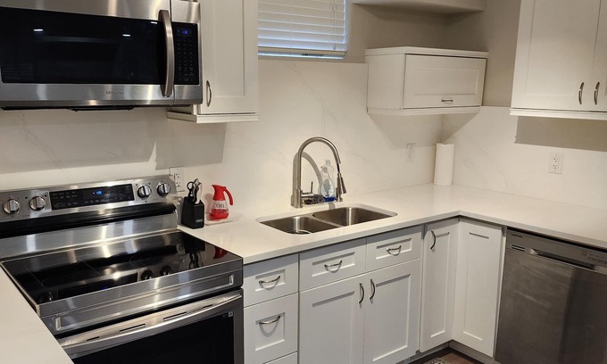 Innisfil House | Stunning Basement Apartment