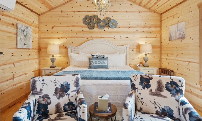 Fredericksburg Cabin | Stunning Cabin Right on Main St!