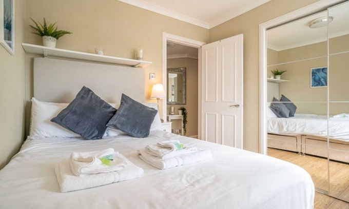 West End Apartment | Stunning City Centre Apartment with Swimming Pool & Parking