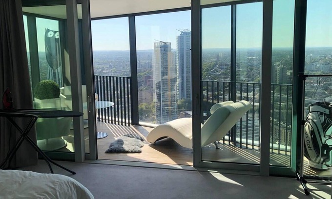 Newington Apartment | Stunning City Penthouse With 360 - Skyline View