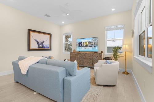 Fort Myers Beach House | Stunning - Close to the Beach, Heated Pool