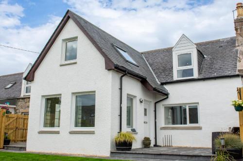 Alness House | Stunning Country Cottage in Ardross Close To Traitors Castle & NC500