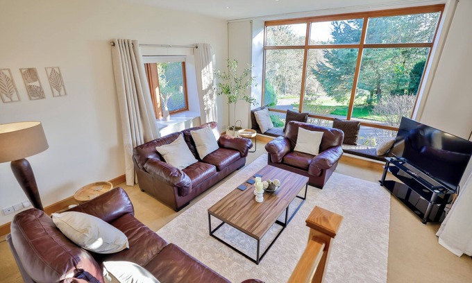 Inverurie House | Stunning Country House. Cinema Rm, Games Rm/Pool Table, Bar, Hot Tub & Library