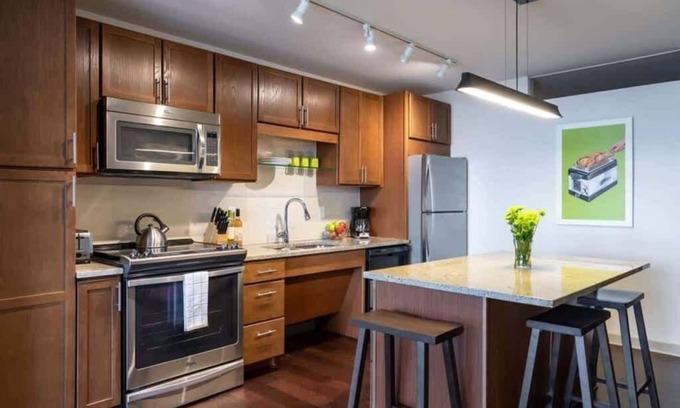 Downtown Dallas Apartment | Stunning CozySuites on Elm St. 08