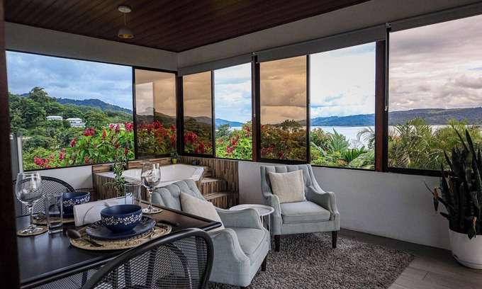 El Fosforo Cabin | Stunning Volcano & Lake View Oasis with Scenic Tub