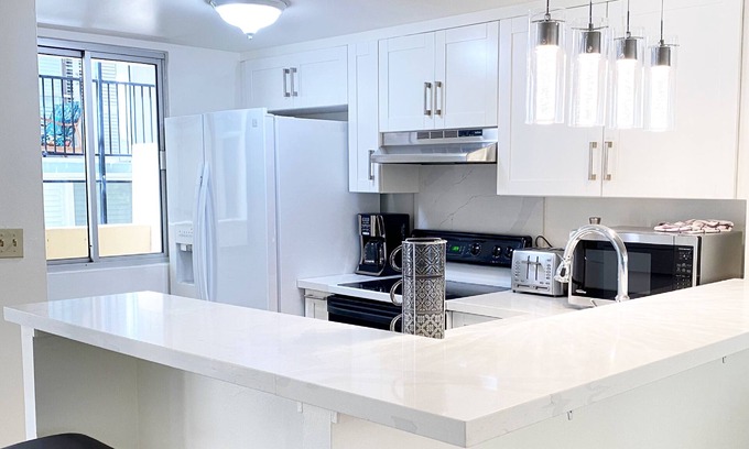 Diamond Head - Kapahulu - St. Louis Apartment | Stunning! Diamond Head Oceanfront Lanai Condo - Sleeps 5