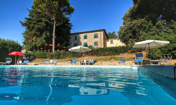 Gualdo Cattaneo House | Stunning Farmhouse with Swimming Pool & Hot Tub in Umbria