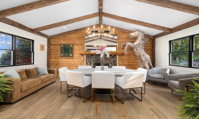 Middletown House | Stunning Farmhouse - Private Pool & Vintage Arcade - Close to Newport & Beaches
