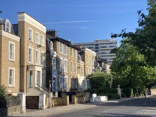 Southwark Apartment | STUNNING GARDEN APARTMENT Central Exclusive With Free Off Road Parking By Flat & Wiffi Beautifully Secluded 3 mins From All Amenities Home Not Hotel