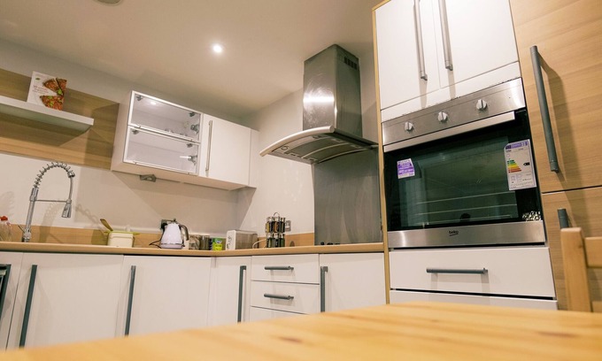 Butetown Apartment | Stunning Holiday Stay With Free Gym and Parking