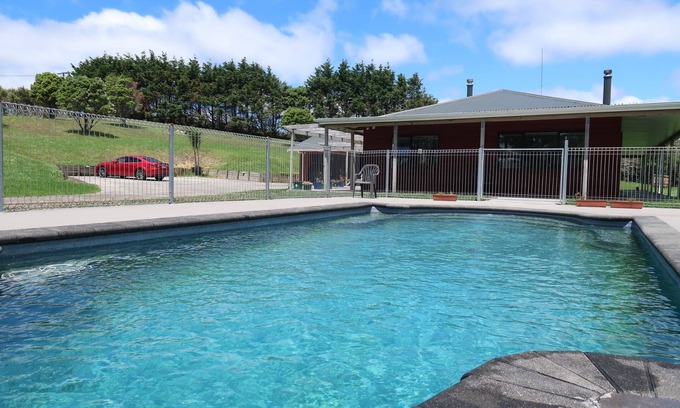 Helensville House | Stunning house for a relaxing holiday with swimming pool in Helensville