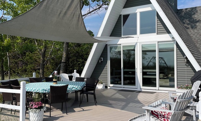 Shelby Ski Chalet | STUNNING LAKE MICHIGAN FRONTAGE- 5-bedroom A-FRAME, close to Silver Lake Dunes!