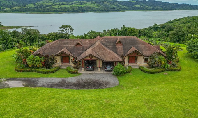 Tronadora House | Stunning Lake View Home with a Hot tub, WIFI, & Dog Friendly