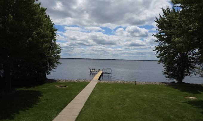 Fremont House | Stunning Lake Views! Sleeps 10!