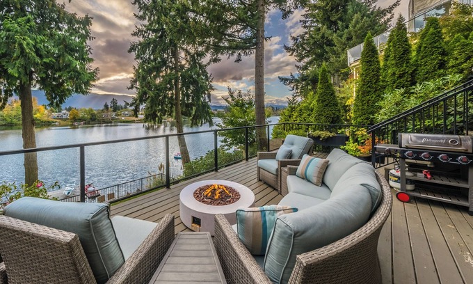 Regional District of Nanaimo House | Stunning Lakefront Suite in the Heart of the City