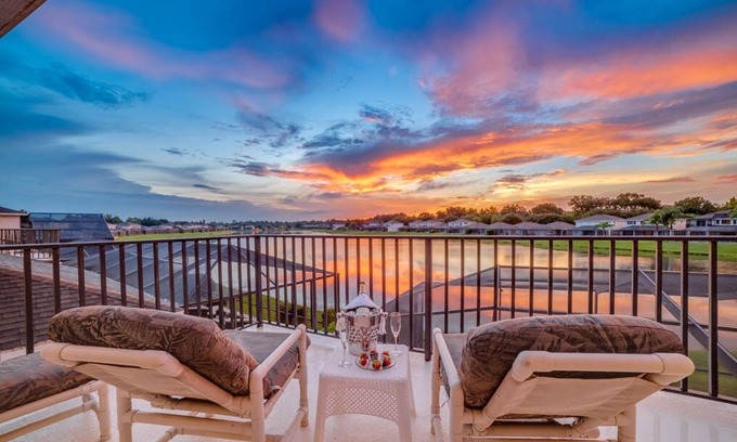 Sunset Lakes Villa | Stunning lakeside location 2 king masters , games room, hot tub 4 miles Disney.