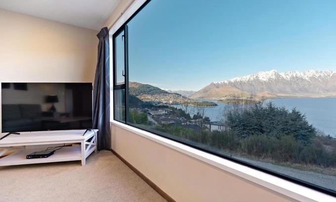 Fernhill House | Stunning lakeview and mountain family retreat
