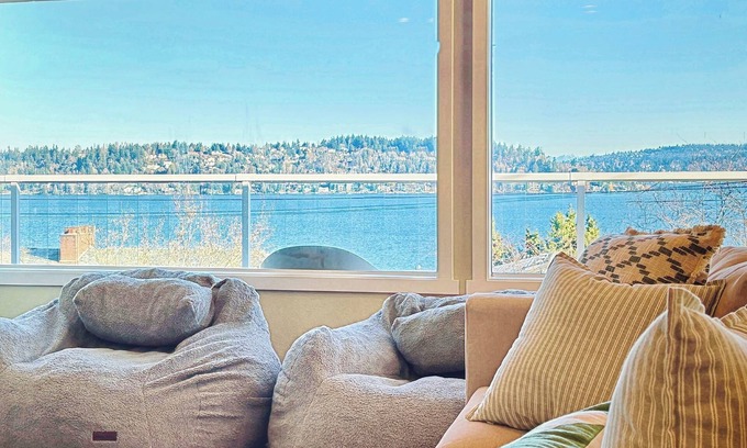 Bryn Mawr-Skyway House | Stunning Lakeview with balcony, 6min lightrail, 10min airport, walk to trailhead