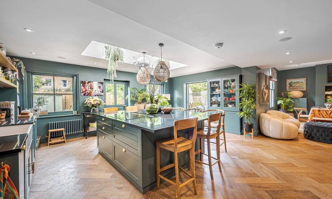 Bedford House | Stunning, large, 5BR family home close to northern line tube and Tooting Common.