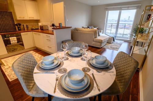Vauxhall Apartment | Stunning Liverpool City Location with River View and parking space included