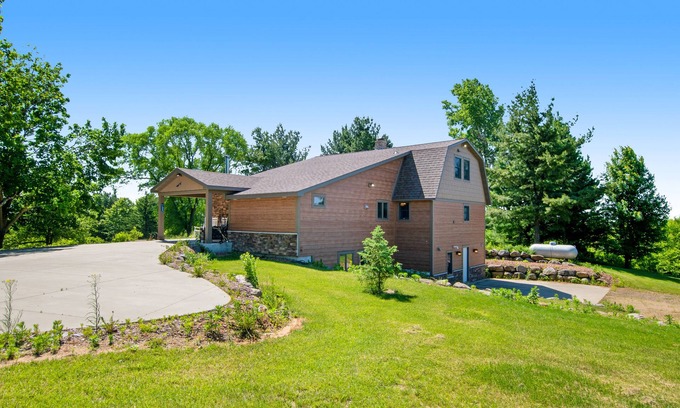 Wisconsin Dells Cabin | Stunning lodge with game room, balcony, central AC & washer/dryer