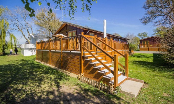 Saxmundham Cabin | Stunning lodge with free WiFi for hire at Carlton Meres in Suffolk ref 60013M