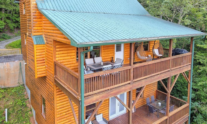 Screamer Mountain Cabin | Stunning Log Cabin w/Spectacular Mtn. Views min. from Downtown Clayton, GA!